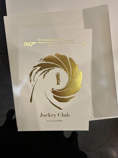 Carton VIP tirage papier d'art enveloppe assortie Logo doré de la "Baccarat Club" avec un motif de plume.