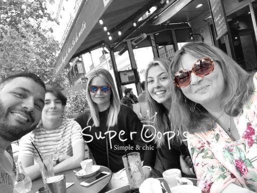 Photo modèl entre amis dans un café parisien